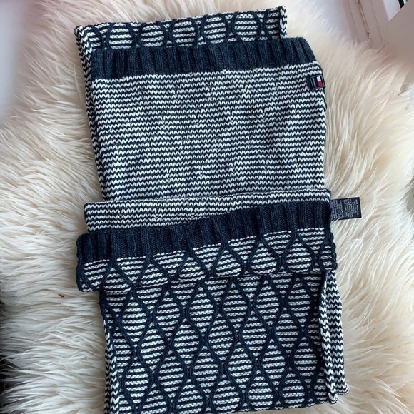 TOMMY HILFIGER KNITTED NAVY SCARF - Picture 1 of 5